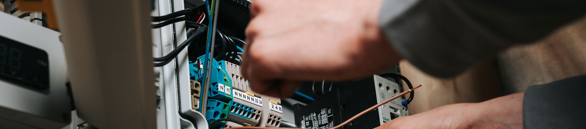 Elektroinstallation symbolisch für Service Klimatechnik, Kältetechnik